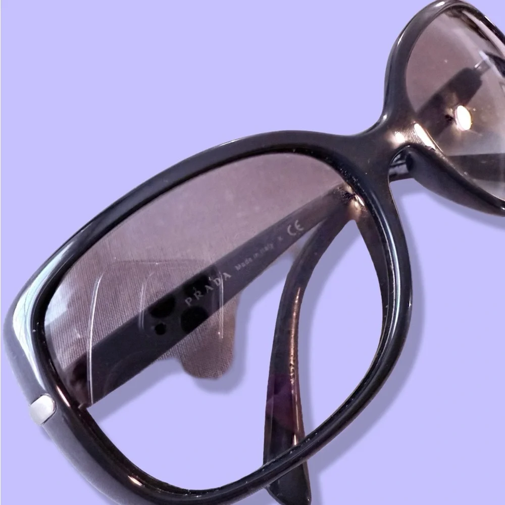 Prada‎ Black Sunglasses with Cream Case - Picture 4 of 5